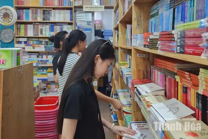 Nhà sách thu hút sự quan tâm của nhiều học sinh.
