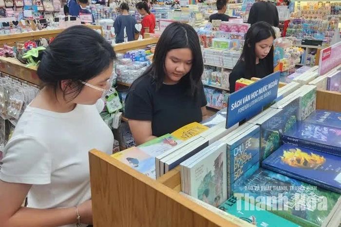 Diệu Hương (áo trắng) quen thêm nhiều bạn mới cùng sở thích đọc sách.