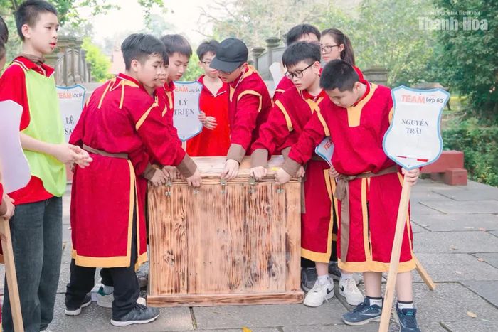 Các em học sinh tham gia trò chơi, hoạt động trải nghiệm lịch sử tại Khu di tích Lam Kinh.
