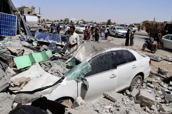 Hiện trường vụ không kích được cho là do Mỹ thực hiện ở Yemen. Ảnh: WSJ.