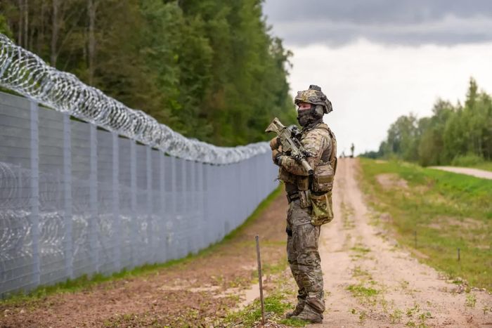 Latvia và Lithuania ngăn chặn người di cư đến qua Belarus. Ảnh: Reuters.