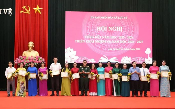 Đại diện lãnh đạo xã Lưu Vệ trao thưởng cho các tập thể, cá nhân.