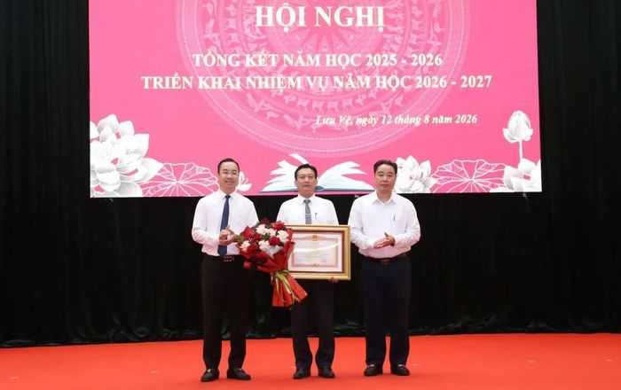 Bí thư Đảng ủy, Chủ tịch HĐND xã Lưu Vệ Nguyễn Minh Hoàng và Chủ tịch UBND xã Lưu Vệ Đỗ Trí Hòa trao Bằng khen của Thủ tướng Chính phủ cho Hiệu trưởng Trường Tiểu học Tân Phong 3 Đặng Ngọc Bình.