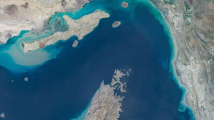 Eo biển Hormuz chụp từ vệ tinh - Ảnh: Getty/CNBC.