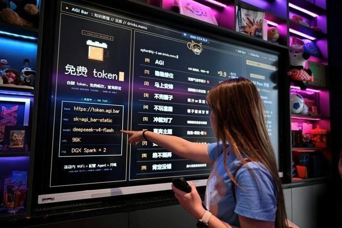 Khách hàng xem thực đơn tại AGI Bar ở quận Zhongguancun, Bắc Kinh. Ảnh: AFP