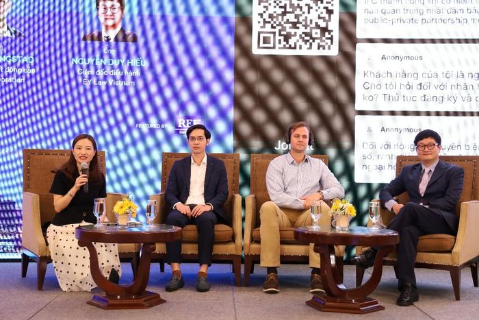 Các diễn giả tại hội nghị Xúc tiến đầu tư vào Trung tâm Tài chính Quốc tế Việt Nam, sáng 11/8 - Ảnh: H.Vinh.
