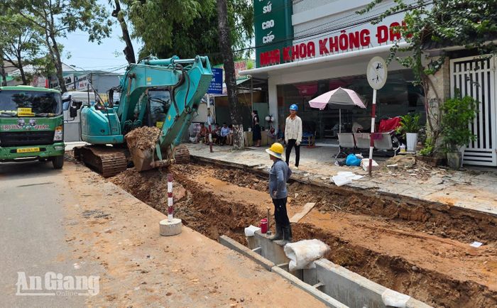 Công nhân thi công công trình ngầm hóa hạ tầng kỹ thuật khu vực Dương Đông, đặc khu Phú Quốc. Ảnh: THỤY DU