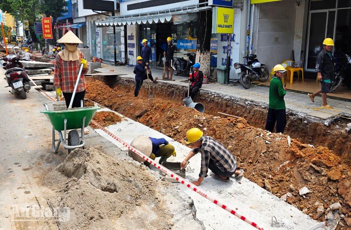 Thi công dự án xây dựng công trình ngầm hóa hạ tầng kỹ thuật khu vực Dương Đông trên đoạn đường 30 Tháng 4. Ảnh: THỤY DU