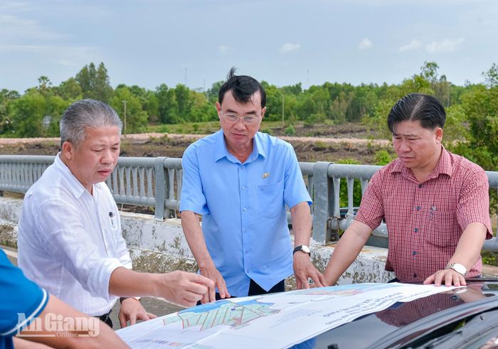 Đoàn khảo sát bến thủy nội địa sông Giang Thành.