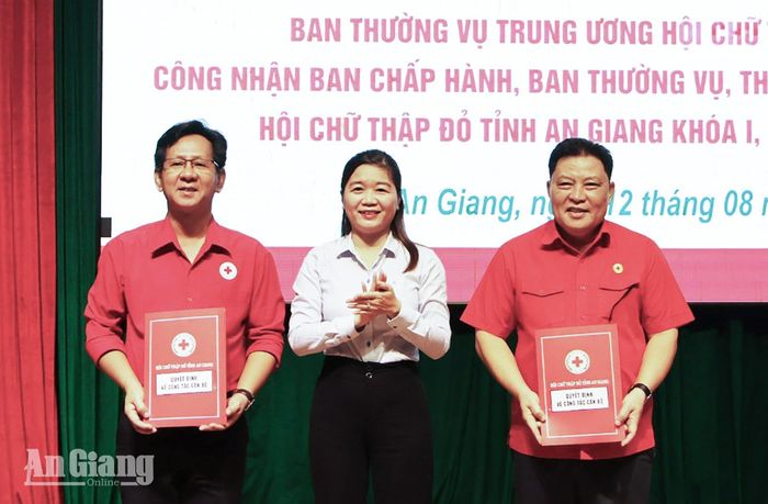 Phó Trưởng ban Tổ chức kiểm tra cơ quan Ủy ban MTTQ Việt Nam tỉnh An Giang Dương Thị Thơ trao quyết định của Ban Thường vụ Trung ương Hội Chữ thập đỏ Việt Nam công nhận chức danh Chủ tịch và Phó Chủ tịch Hội Chữ thập đỏ tỉnh An Giang.