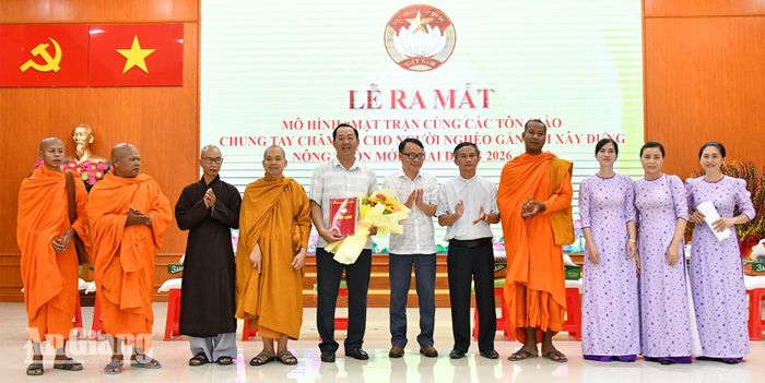 Ra mắt mô hình “Mặt trận cùng các tôn giáo chung tay chăm lo cho người nghèo gắn với xây dựng nông thôn mới”.