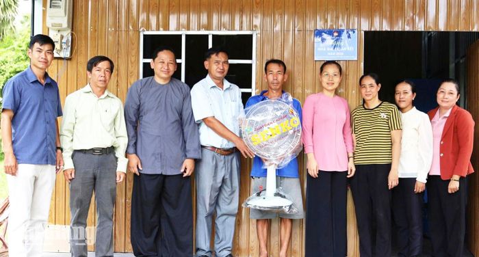 Bàn giao nhà Đại đoàn kết cho gia đình ông Huỳnh Thanh Phúc (thứ 5, từ trái qua).