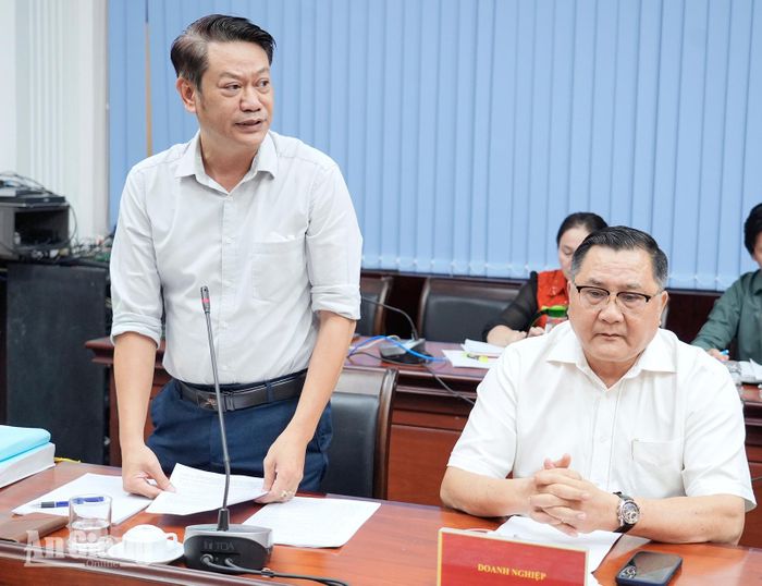 Đại diện Công ty Cổ phần Xây lắp An Giang phát biểu tại cuộc họp.