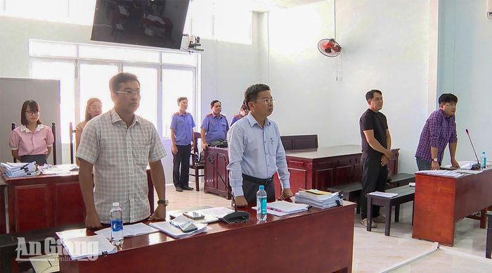 Hình ảnh tại phiên tòa.
