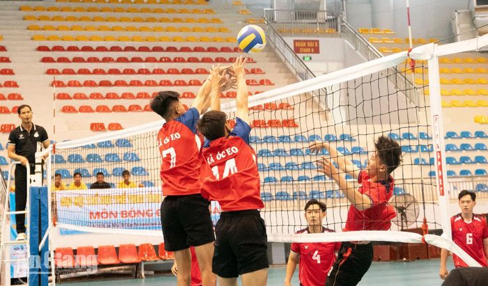 Các vận động viên tranh tài sôi nổi.