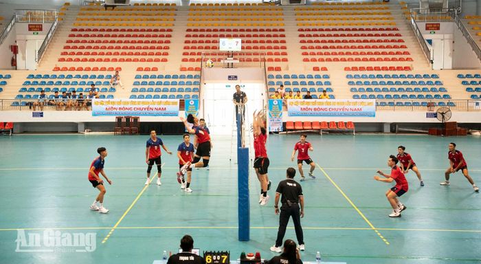 Sau lễ khai mạc, các đội tranh tài các trận vòng bảng.