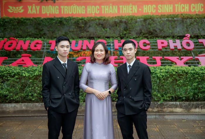  Cô giáo dạy Toán là một trong những người đã truyền cảm hứng học tập cho anh em Bảo Minh -  Anh Minh. 