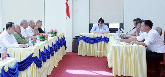  Buổi sinh hoạt điểm của Chi bộ thôn Khả Lã 1, xã Đèo Gia. Ảnh: Tùng Chi. 