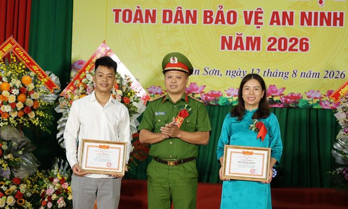  Đại diện Công an tỉnh trao Giấy khen của Giám đốc Công an tỉnh cho các tập thể, cá nhân có thành tích trong phong trào toàn dân bảo vệ an ninh Tổ quốc. 
