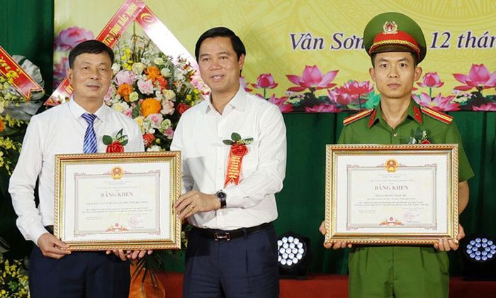  Đồng chí Lê Xuân Lợi trao Bằng khen của Chủ tịch UBND tỉnh cho các điển hình về phong trào toàn dân bảo vệ an ninh Tổ quốc. 