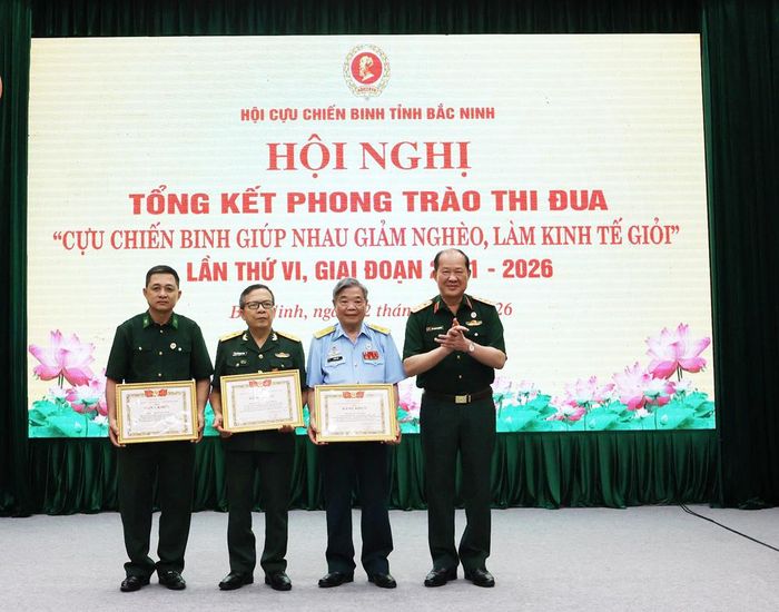  Thượng tướng Bế Xuân Trường trao Bằng khen của Trung ương Hội Cựu chiến binh Việt Nam cho các cá nhân xuất sắc. 