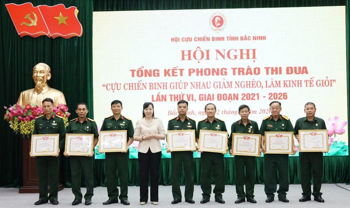  Đồng chí Nguyễn Thị Hà trao Bằng khen của Ủy ban MTTQ tỉnh cho các tập thể, cá nhân xuất sắc. 