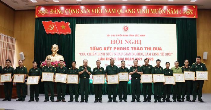 Các tập thể, cá nhân xuất sắc được Hội Cựu chiến binh tỉnh tặng Bằng khen. 