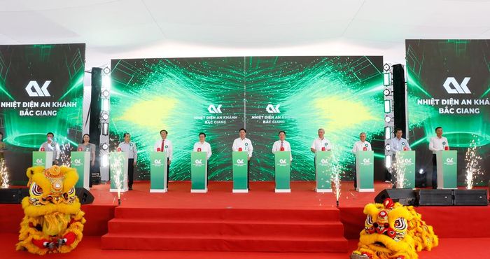  Các đồng chí lãnh đạo và đại biểu thực hiện nghi thức khởi công xây dựng Nhà máy nhiệt điện An Khánh - Bắc Giang. 
