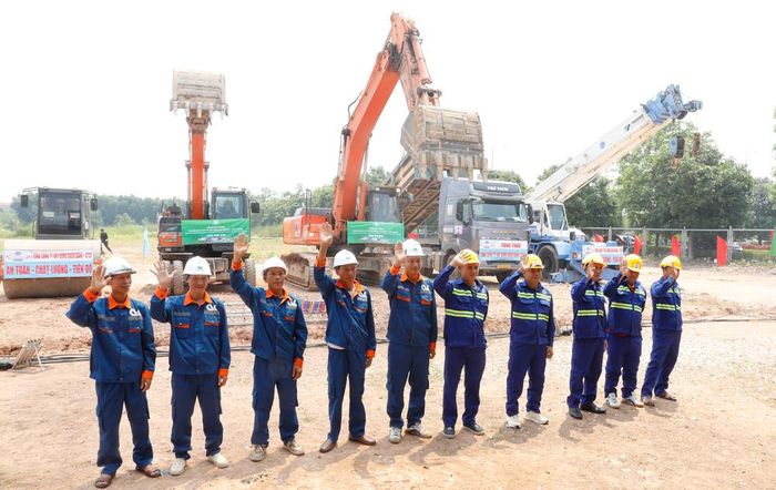  Nhà thầu tập trung phương tiện, nhân lực quyết tâm thi công công trình đúng tiến độ. 