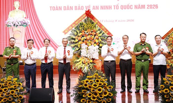  Các đồng chí Nguyễn Việt Oanh, Ngô Biên Cương và lãnh đạo Công an tỉnh, Sở Nông nghiệp và Môi trường tỉnh tặng hoa chúc mừng Ngày hội toàn dân bảo vệ an ninh Tổ quốc. 