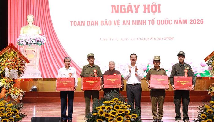  Đồng chí Nguyễn Việt Oanh trao quà cho đại diện các tập thể và cá nhân có thành tích xuất sắc trong phong trào toàn dân bảo vệ an ninh Tổ quốc. 