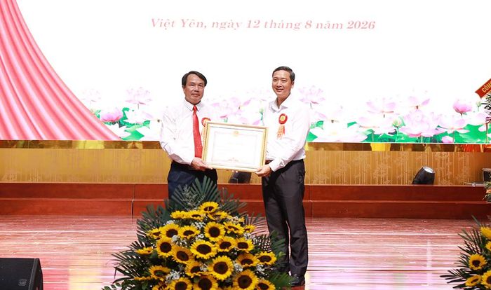  Đồng chí Nguyễn Việt Oanh trao Bằng khen của Chủ tịch UBND tỉnh cho Nhân dân và cán bộ phường Việt Yên vì có thành tích xuất sắc trong phong trào toàn dân bảo vệ an ninh Tổ quốc. 