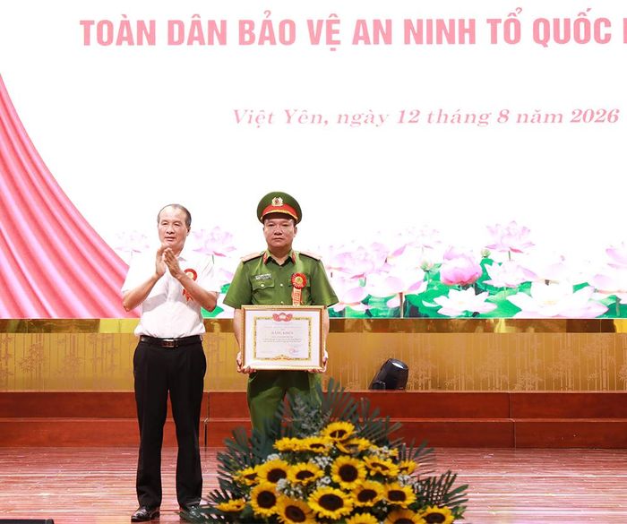  Đồng chí Ngô Biên Cương trao Bằng khen của Chủ tịch Ủy ban MTTQ tỉnh cho tập thể Công an phường Việt Yên. 