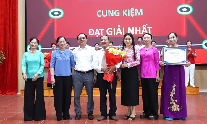  Ban tổ chức trao giải Nhất cho đội thi Cung Kiệm. 