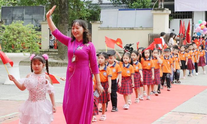 Bố trí, sắp xếp nhân sự tại các cơ sở giáo dục phải theo các điều kiện, tiêu chuẩn quy định và bảo đảm quyền, lợi ích hợp pháp, chính đáng của viên chức, người lao động.