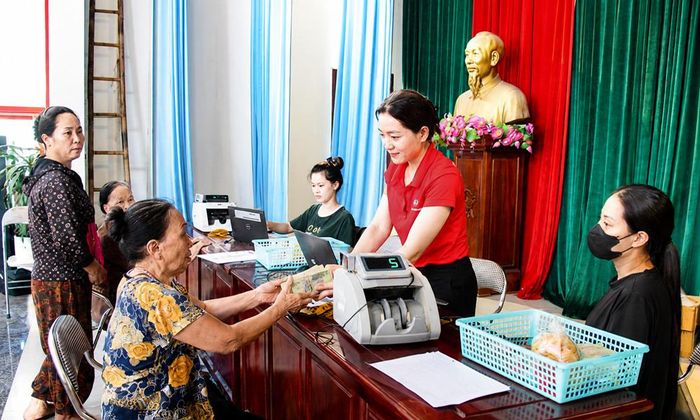  Người dân Đông Bình nhận tiền bồi thường đất nông nghiệp. 
