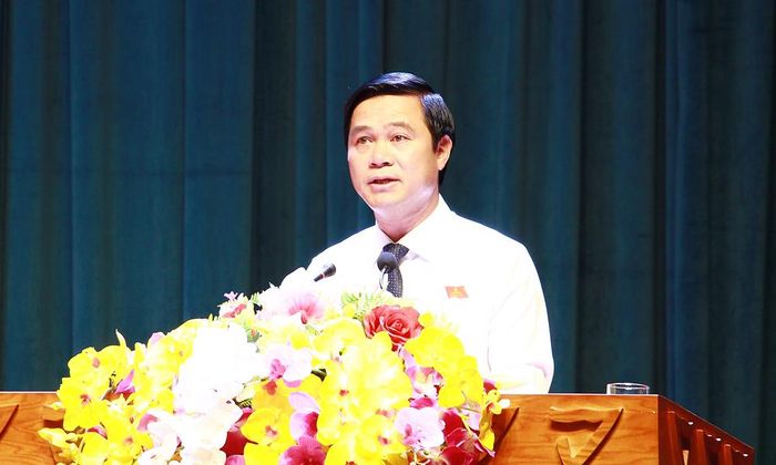  Phó Chủ tịch UBND tỉnh Lê Xuân Lợi trình bày các Tờ trình tại kỳ họp. 