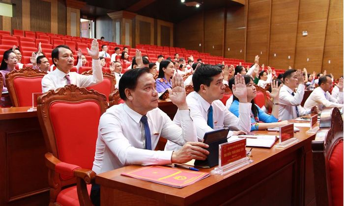  Các đại biểu biểu quyết thông qua Nghị quyết kỳ họp. 
