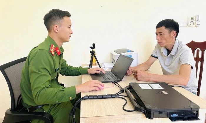 Cán bộ Công an xã Tiên Lục làm việc với đối tượng Bùi Văn Thu.