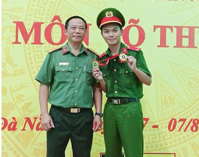 Hạ sĩ Hoàng Như Minh Đức chụp ảnh cùng lãnh đạo Ban huấn luyện.