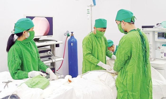 Ê kíp Bệnh viện Đa khoa Tân Yên thực hiện ca phẫu thuật nội soi một lỗ điều trị thoát vị bẹn ở trẻ em.