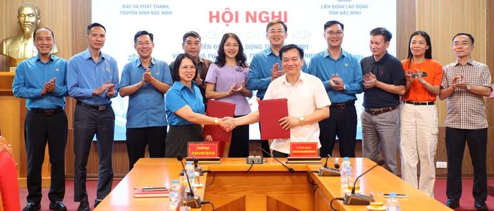 Đại diện lãnh đạo hai cơ quan ký kế hoạch phối hợp.