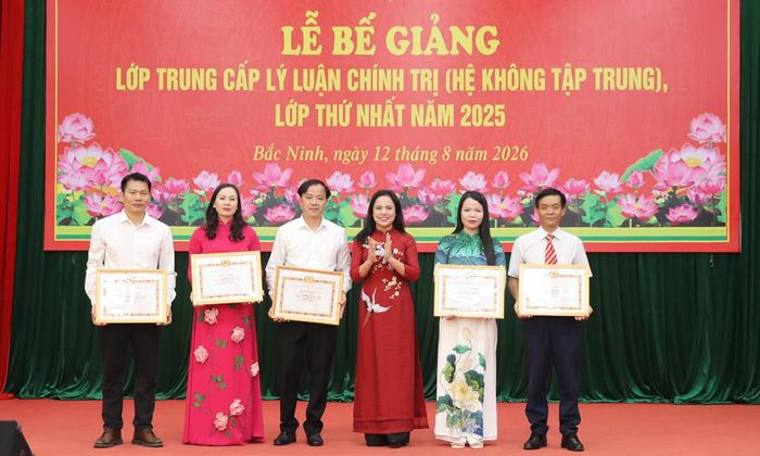  Các học viên có thành tích học tập xuất sắc được khen thưởng. 