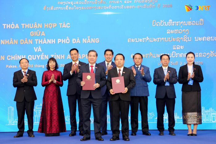 Đoàn lãnh đạo các tỉnh, thành chứng kiến lễ trao các văn kiện hợp tác (MOU) giữa thành phố Đà Nẵng và các địa phương của nước bạn Lào tại iễn đàn Hợp tác đầu tư, thương mại và du lịch thúc đẩy kết nối Hành lang Kinh tế Đông - Tây tổ chức ở thành phố Pakse (tỉnh Champasak, Lào) vào đầu tháng 4/2026. Ảnh: THÀNH CÔNG