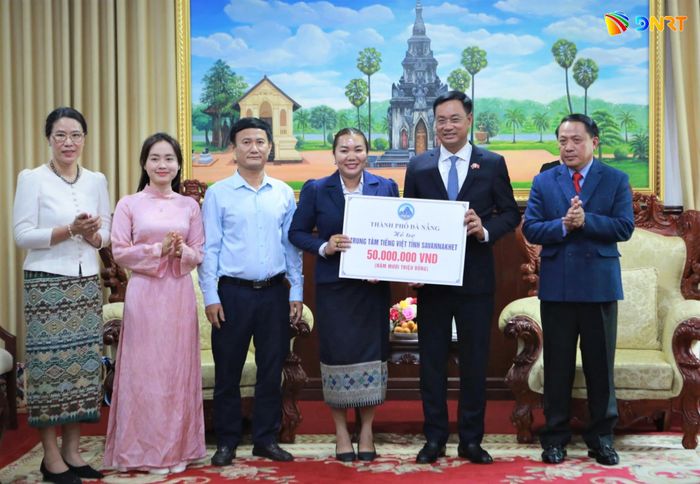 Ủy viên Trung ương Đảng, Bí thư Thành ủy, Trưởng đoàn Đại biểu Quốc hội thành phố Đà Nẵng Lê Ngọc Quang (thứ 2 phải sang) tặng Trung tâm Tiếng Việt tỉnh Savannakhet 50 triệu đồng nhân dịp đến thăm vào tháng 4/2026. Ảnh: THÀNH CÔNG