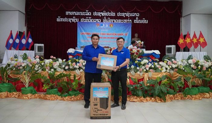 Thành đoàn Đà Nẵng tặng Tỉnh đoàn Salavan 1 máy tính xách tay và 1 loa di động. Ảnh: ĐVCC