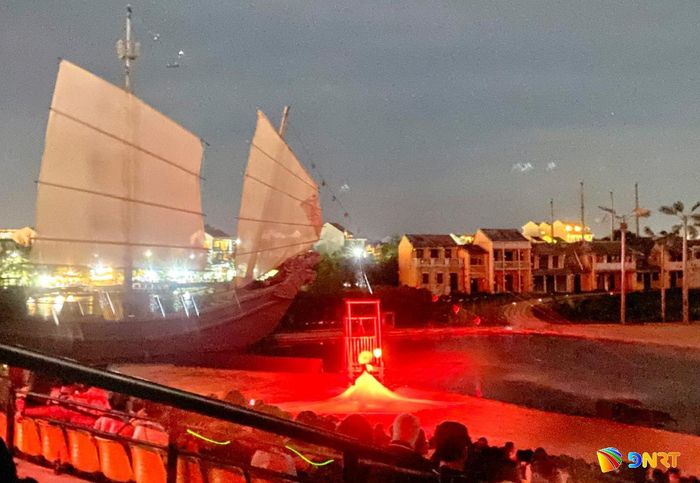 Hình ảnh tàu thuyền trong hoạt cảnh "Ký ức Hội An" bên sông Hoài. ẢNH: THUẬN TRIỀU