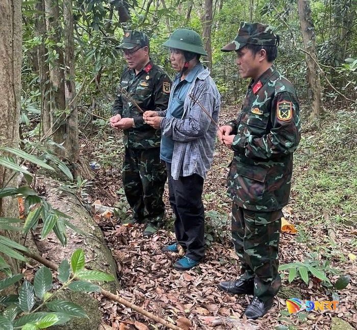 Lực lượng khảo sát xác định vị trí nghi có hài cốt liệt sĩ. Ảnh: Q.CƯỜNG