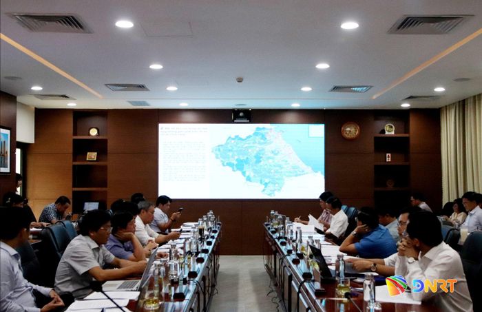 Đại biểu nghe báo cáo hồ sơ quy hoạch. Ảnh: TRỌNG HUY