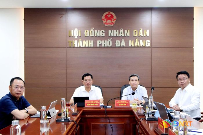 Phó Chủ tịch Thường trực HĐND thành phố Trần Phước Sơn (trong cùng bên trái) và Trưởng ban Đô thị HĐND thành phố Lê Tùng Lâm chủ trì buổi họp. Ảnh: TRỌNG HUY